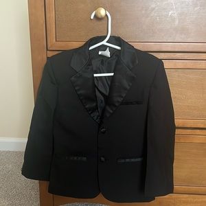 4 piece Toddler boy tuxedo, size 4T, worn once and in excellent condition